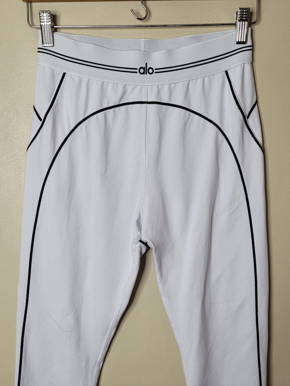 ALO Yoga White Airbrush High-Waist Heart Throb Leggings - Picture 4 of 11